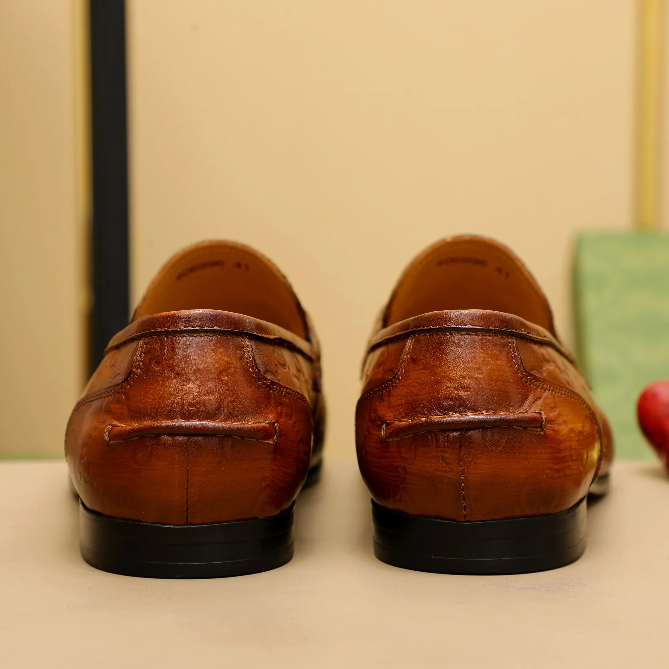 p480 GUCCI 2021 men’s latest casual leather shoes👞! Available at counters simultaneously! A one-to-one replica of the original. All imported top layer calfskin. The interior is made of top-grade cowhide, and the original factory-supplied rubber outsole is used. Leading new fashion concepts. Black, brown, matching sizes: 38-45